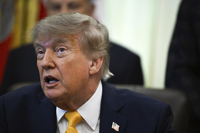 El presidente de Estados Unidos, Donald Trump, ofreciendo declaraciones a los medios en el Despacho Oval.