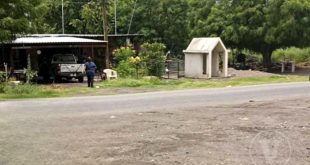 Acordonamiento policial y personal de la fiscalía laborando en la escena del crimen en Apatzingán.