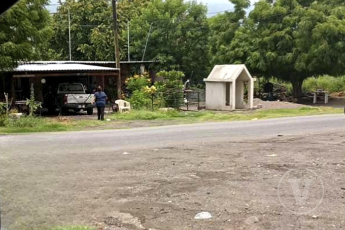 Acordonamiento policial y personal de la fiscalía laborando en la escena del crimen en Apatzingán.