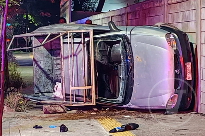 Camioneta siniestrada y labores de auxilio vial en Morelia.