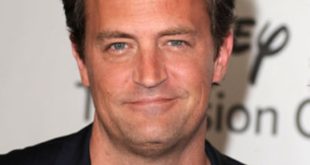 Retrato del actor Matthew Perry conocido por su papel de Chandler Bing en la serie Friends.