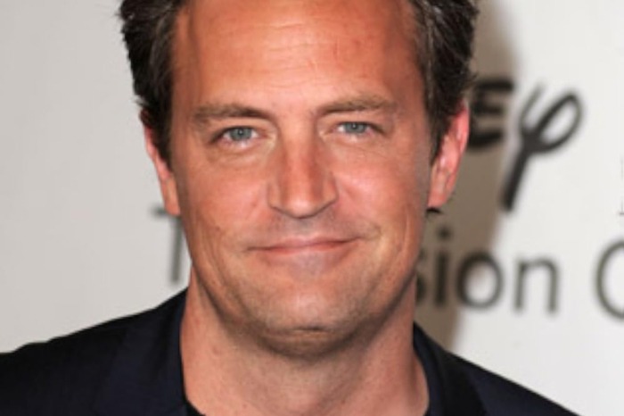 Retrato del actor Matthew Perry conocido por su papel de Chandler Bing en la serie Friends.
