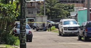 Unidades policiales y área restringida al exterior de una clínica médica en Morelia tras el reporte de fallecimiento.