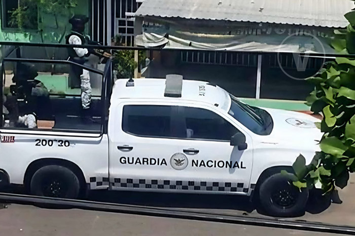 Elementos de corporaciones de seguridad acordonando la zona tras el ataque armado en Apatzingán.