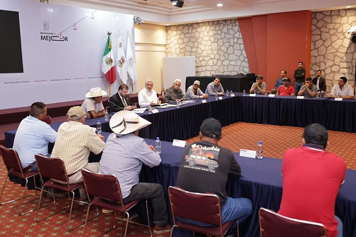 Reunión entre autoridades de Michoacán y productores.