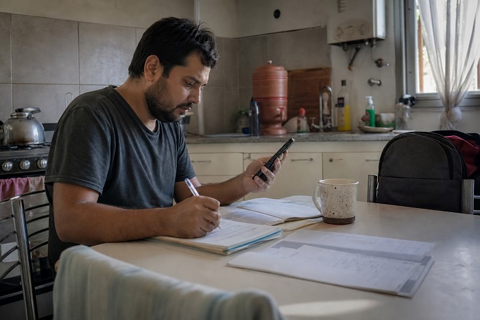 adulto-estudiando-desde-el-celular