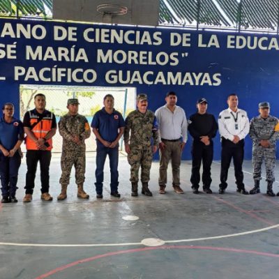 Autoridades supervisando albergues en Lázaro Cárdenas.