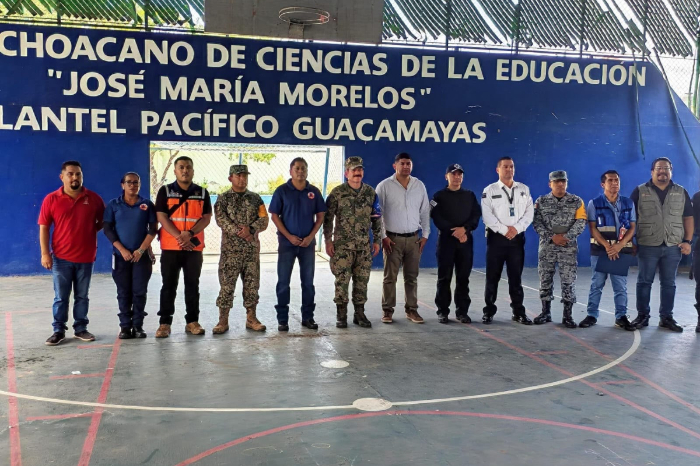 Autoridades supervisando albergues en Lázaro Cárdenas.