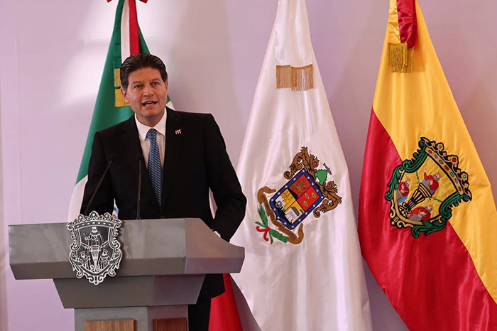 Alfonso Martínez Alcázar durante una entrevista abordando temas de seguridad y procesos electorales en Michoacán.