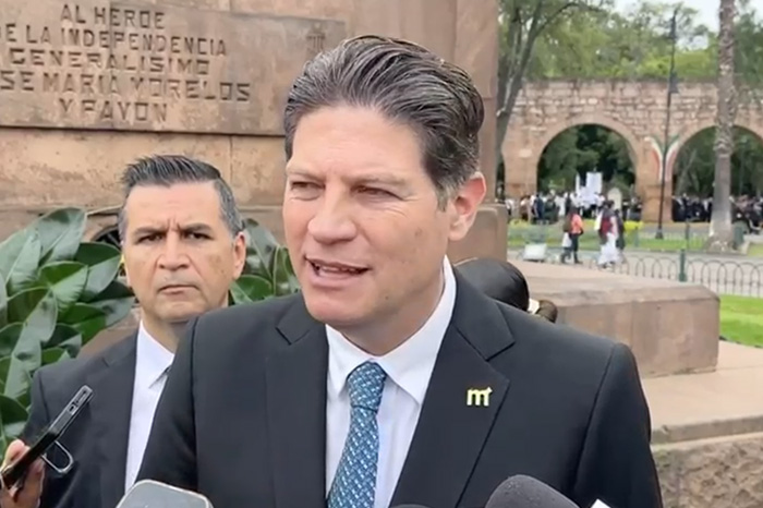 Alfonso Martínez Alcázar en entrevista con la prensa abordando temas políticos rumbo a las elecciones en Michoacán.