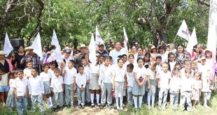 El presidente municipal Pablo Varona junto a vecinos durante el banderazo de inicio de obra en la comunidad.