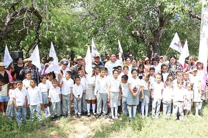 El presidente municipal Pablo Varona junto a vecinos durante el banderazo de inicio de obra en la comunidad.