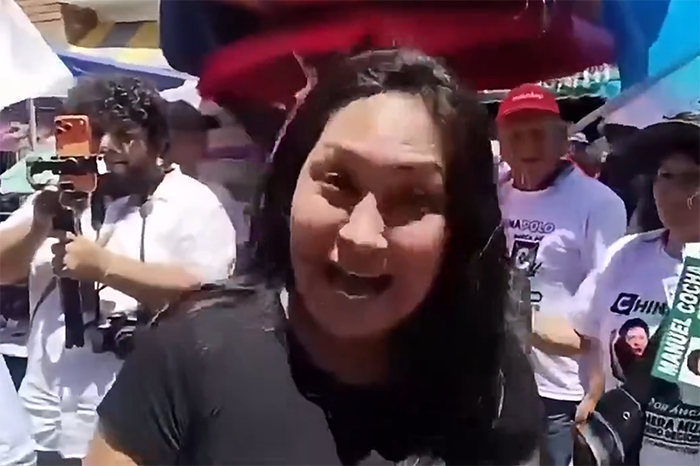Susy Aponte, candidata peruana, durante un acto de campaña en Caraz