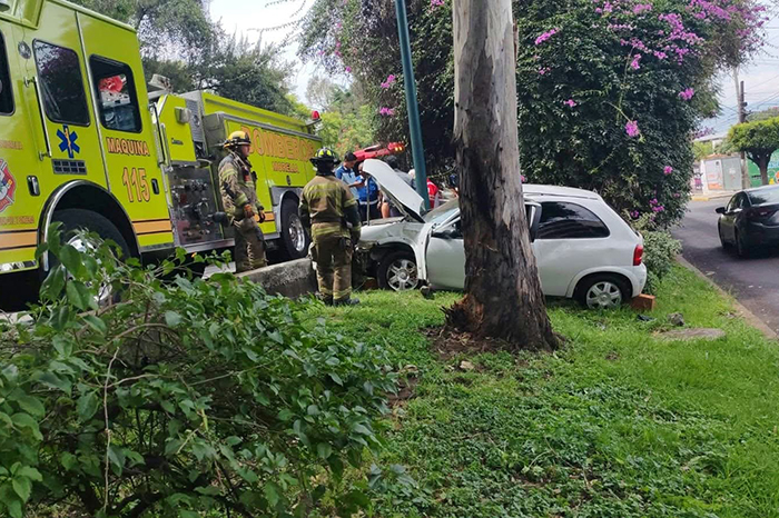 Automóvil termina sobre el camellón de avenida Camelinas tras chocar en Morelia