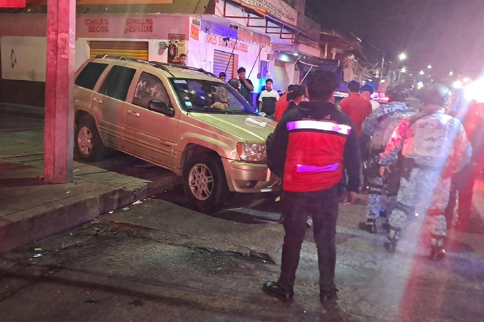 Camioneta Jeep Grand Cherokee involucrada en ataque frente al mercado La Charanda, en Uruapan