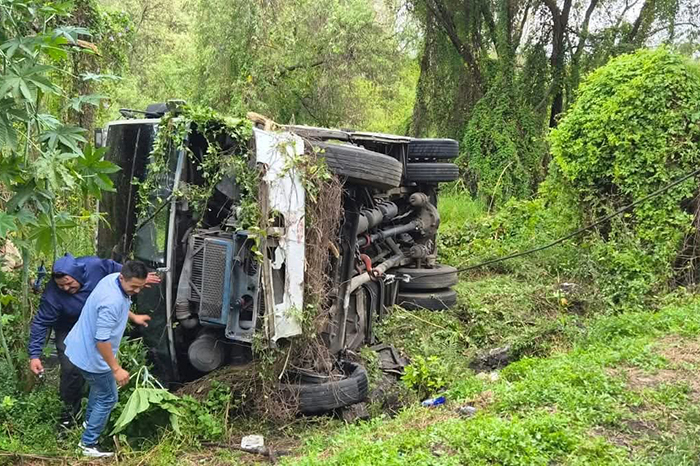 Camión de pasajeros volcado cerca del Balneario de Cointzio en Morelia