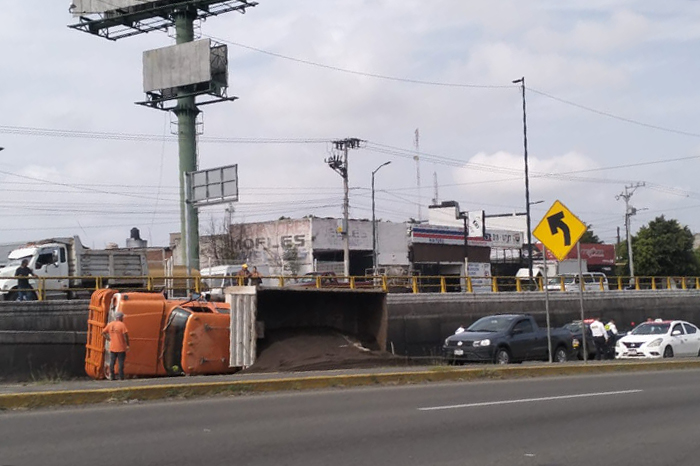 Camión de volteo cargado de arena vuelca en Morelia