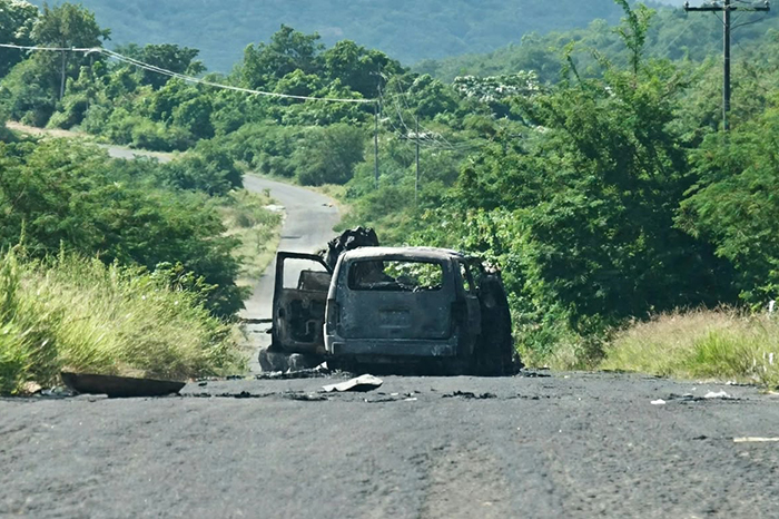 Camioneta Chevrolet Tahoe calcinada en carretera de Apatzingán
