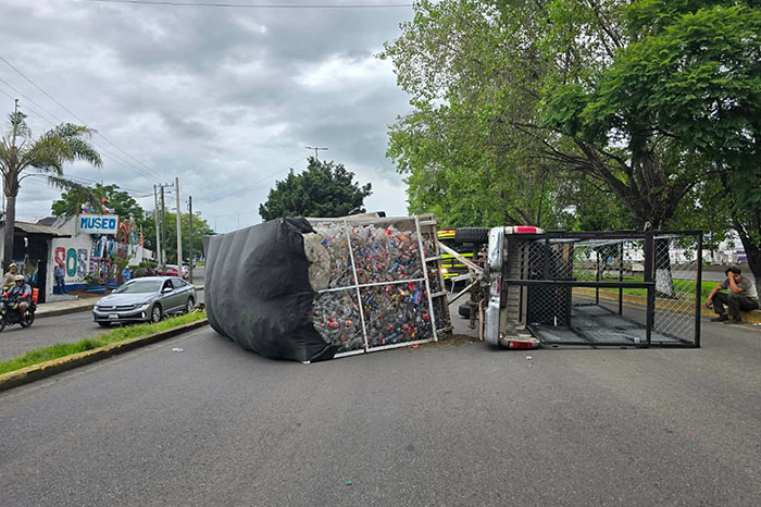 Camioneta con remolque vuelca en el Libramiento Norponiente de Morelia