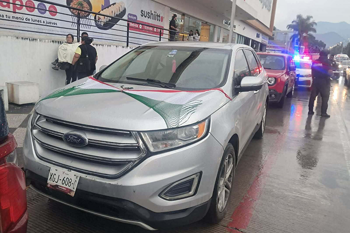 Camioneta con reporte de robo asegurada tras la detención de un hombre en Zitácuaro.