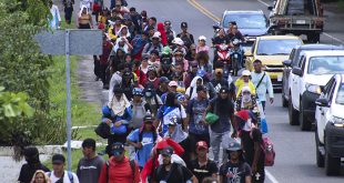 Caravana de migrantes entra a Chiapas desde Guatemala