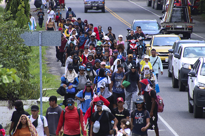 Caravana de migrantes entra a Chiapas desde Guatemala