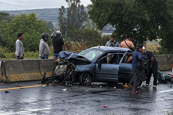 Choque vehicular en Cuto del Porvenir sobre la carretera Morelia-Salamanca
