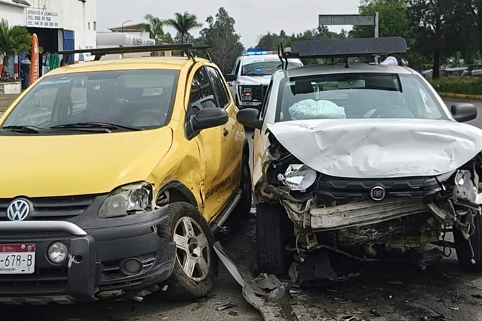 Choque entre dos vehículos en la carretera Morelia-Pátzcuaro
