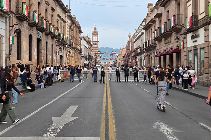 Elementos de seguridad y vialidad realizando cortes a la circulación en calles del primer cuadro de Morelia.