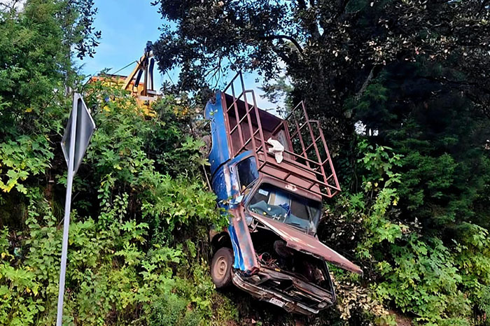 Conductor muere tras volcar camioneta en Tlalpujahua