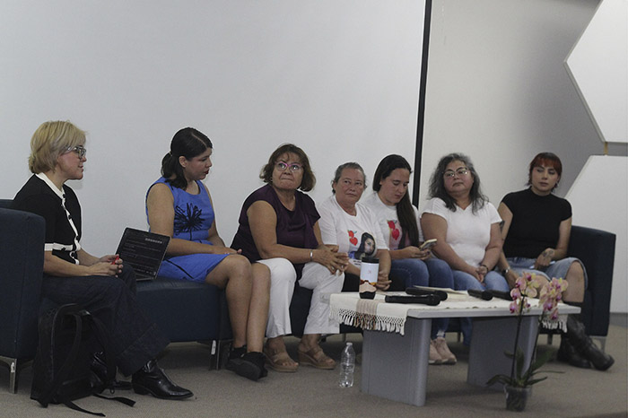 Madres buscadoras en un conversatorio en Morelia.