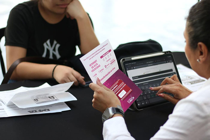 D4TA Datos Gratis entrega chips a estudiantes y docentes de la UMSNH
