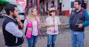 La presidenta municipal Dayana Pérez Mendoza junto a funcionarios estatales revisando planes de obra pública.