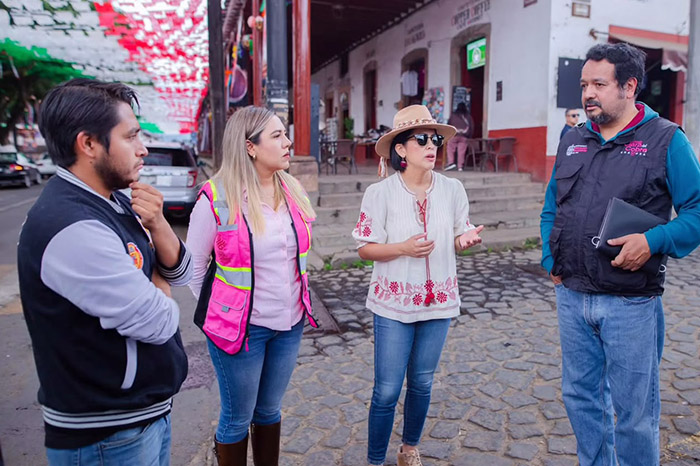 La presidenta municipal Dayana Pérez Mendoza junto a funcionarios estatales revisando planes de obra pública.