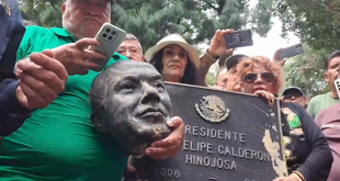 Extrabajadores de LyFC golpean estatua de Felipe Calderón en Los Pinos