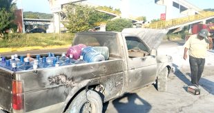 Falla mecánica provoca incendio en camioneta repartidora de agua en Apatzingán