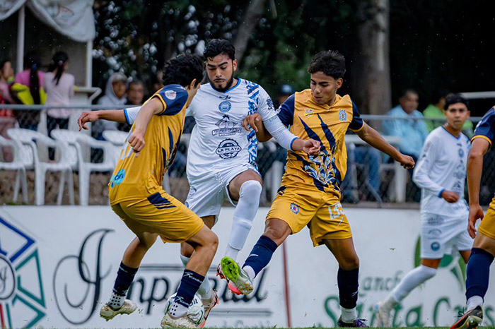 Jugadores del Atlético Morelia en un partido de tercera división.