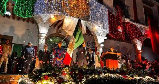 Ceremonia del Grito de Independencia en un municipio de Michoacán.