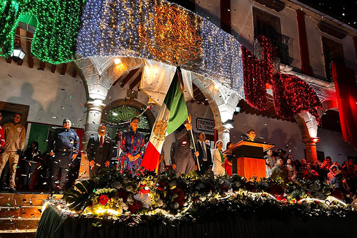 Ceremonia del Grito de Independencia en un municipio de Michoacán.