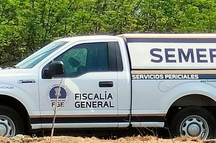 Hombre asesinado a balazos localizado en un predio de Tepalcatepec