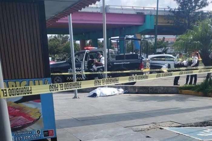 Hombre muere por aparente infarto afuera de Plaza San Miguel en Morelia