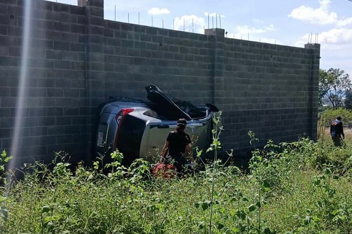 Camioneta volcada junto a un muro en la carretera Puruándiro-Cuitzeo