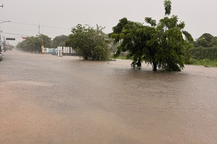 Huracán Rachel provoca inundaciones en Lázaro Cárdenas