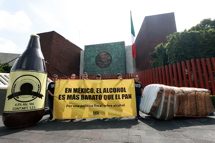 Expertos piden aumentar impuesto al alcohol en México por recaudación y salud