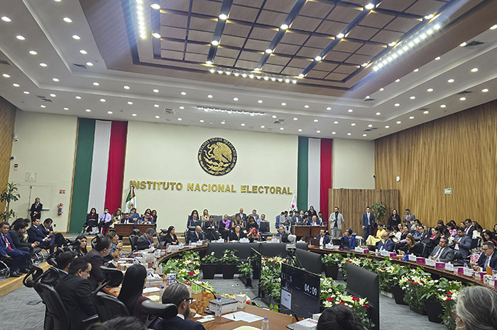 Consejeros del Instituto Nacional Electoral durante la sesión protocolaria de arranque del proceso electoral 2026-2027.