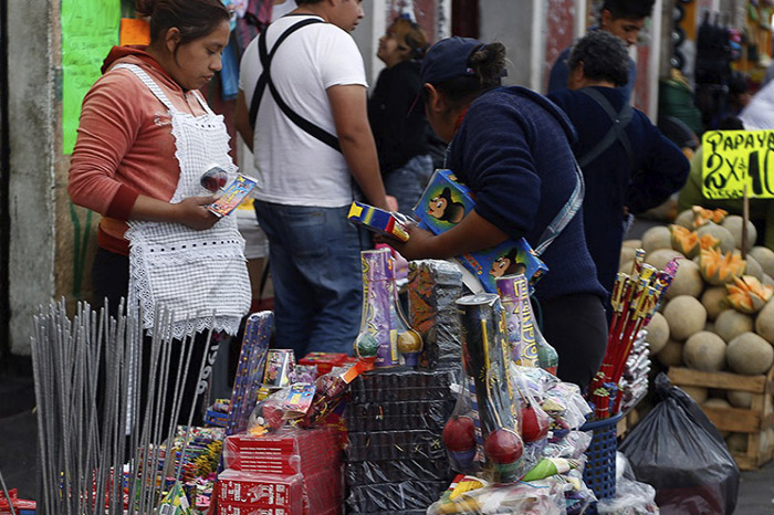 Mujeres vendiendo en la calle, en puestos ambulantes.