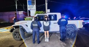 Joven detenida por conducir una camioneta con reporte de robo en Zitácuaro.