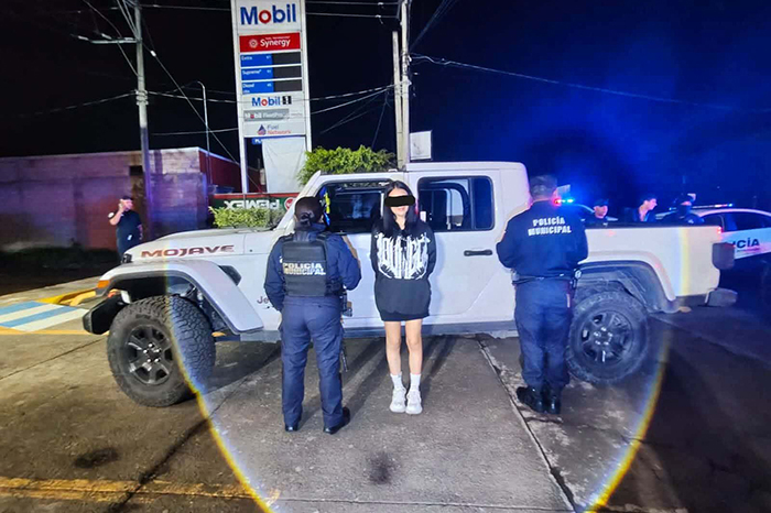 Joven detenida por conducir una camioneta con reporte de robo en Zitácuaro.