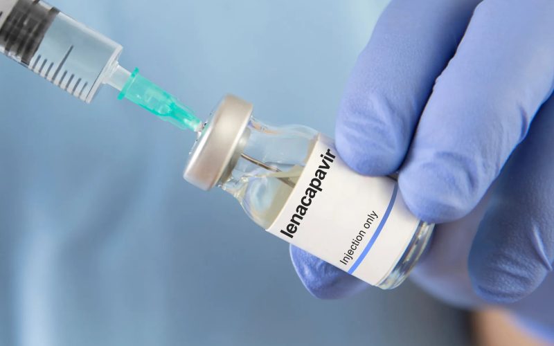 Viales de medicamentos antirretrovirales e insumos médicos utilizados para la prevención del VIH.