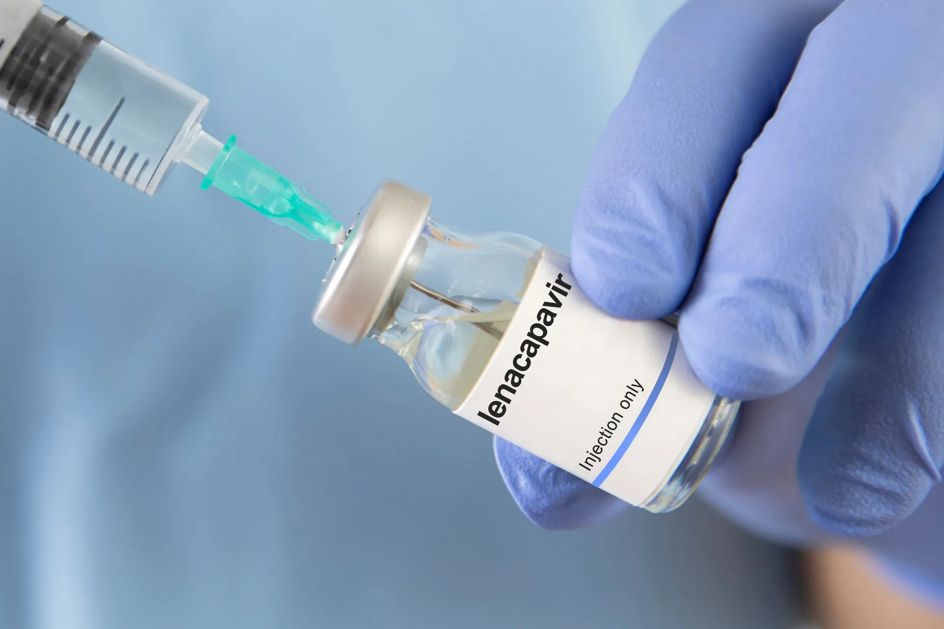 Viales de medicamentos antirretrovirales e insumos médicos utilizados para la prevención del VIH.
